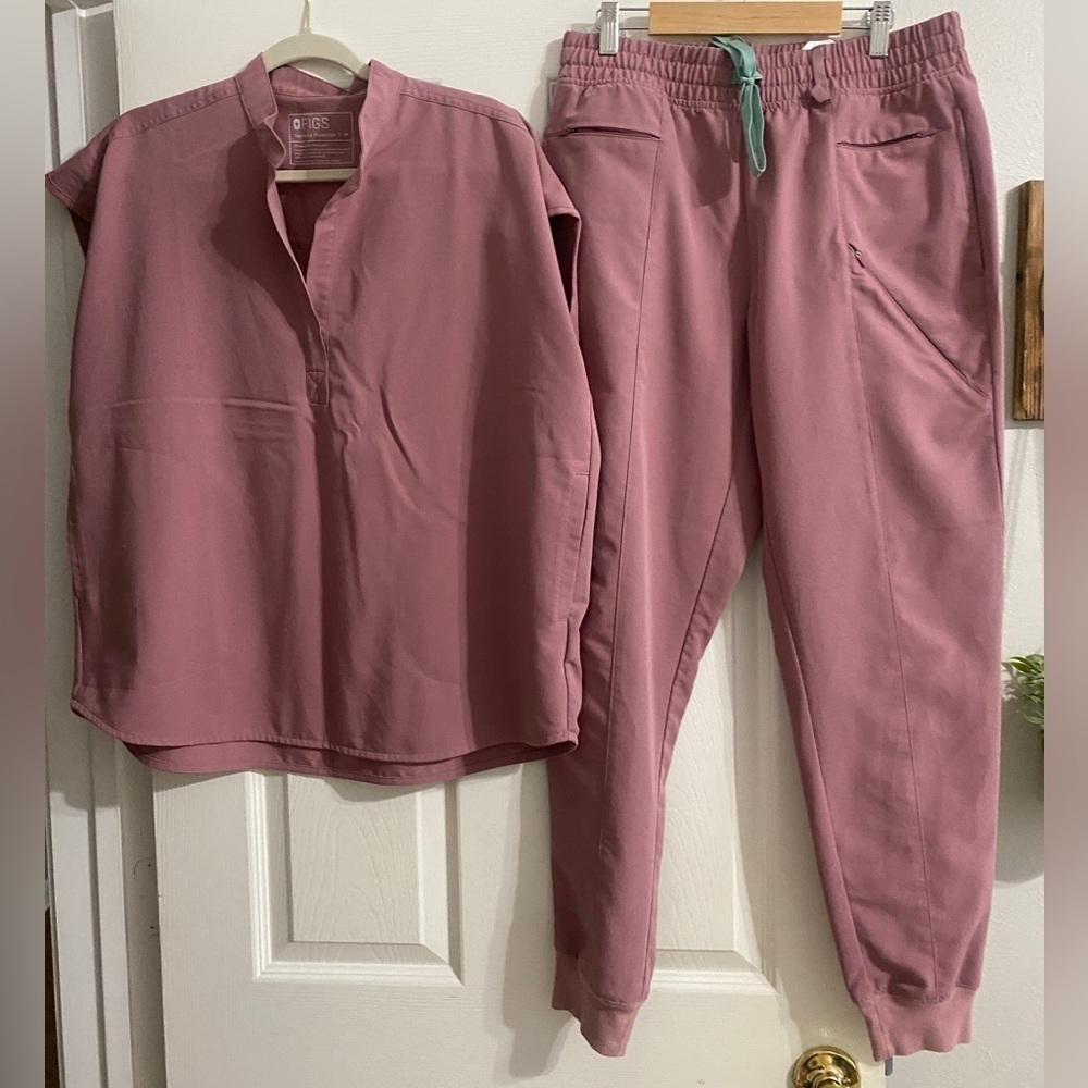 FIGS Scrubs technical collection. Medium top medium joggers. Sold separately.